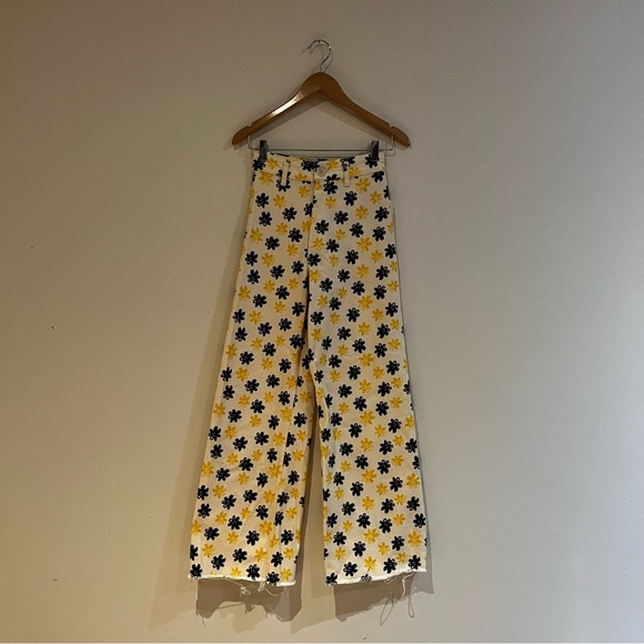 beige zara pants with black and yellow flower patterns. wide, high-waisted pants - Picture 3 of 7